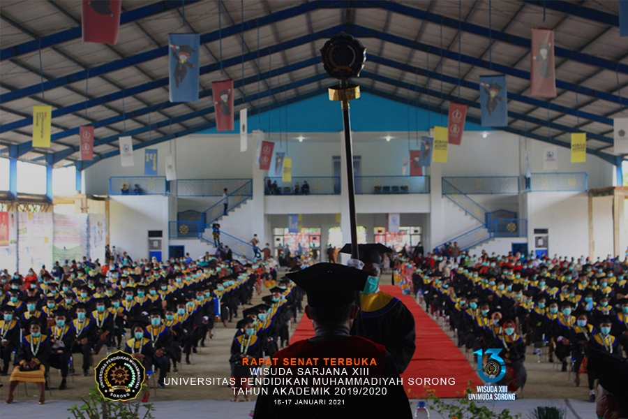 369 WISUDAWAN FKIP UNIMUDA SORONG IKUTI PROSESI WISUDA DENGAN MENERAPKAN PROKES