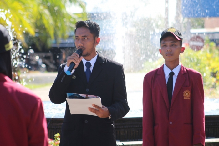 DEKAN FKIP UNIMUDA SORONG BERIKAN PENGHARGAAN KEPADA 3 MAHASISWA DUTA FESTIVAL PEMUDA DI SEMARANG DALAM PERINGATAN UPACARA SUMPAH PEMUDA KE - 91