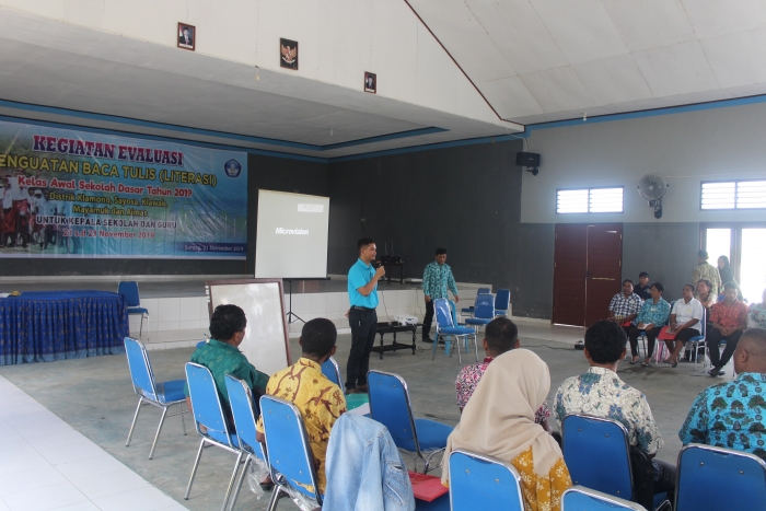 KEPALA KANTOR UNICEF TANAH PAPUA BERIKAN APRESIASI KEPADA DINAS PENDIDIKAN DAN KEBUDAYAAN KABUPATEN SORONG MELALUI PROGRAM REPLIKASI LITERASI BACA TULIS BAGI SD DI WILAYAH PINGGIRAN DAN TERPENCIL